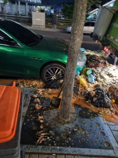 혐) 음식물 쓰레기차를 조심해야 하는 이유...jpg