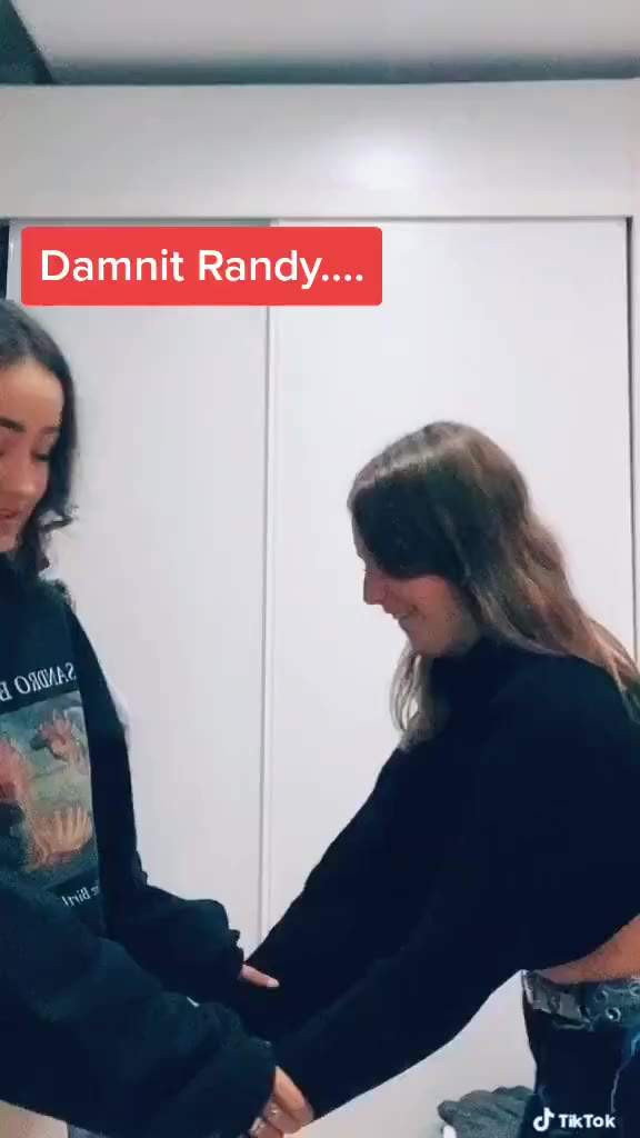 여자들끼리 키스를 봐버린 아재.gif